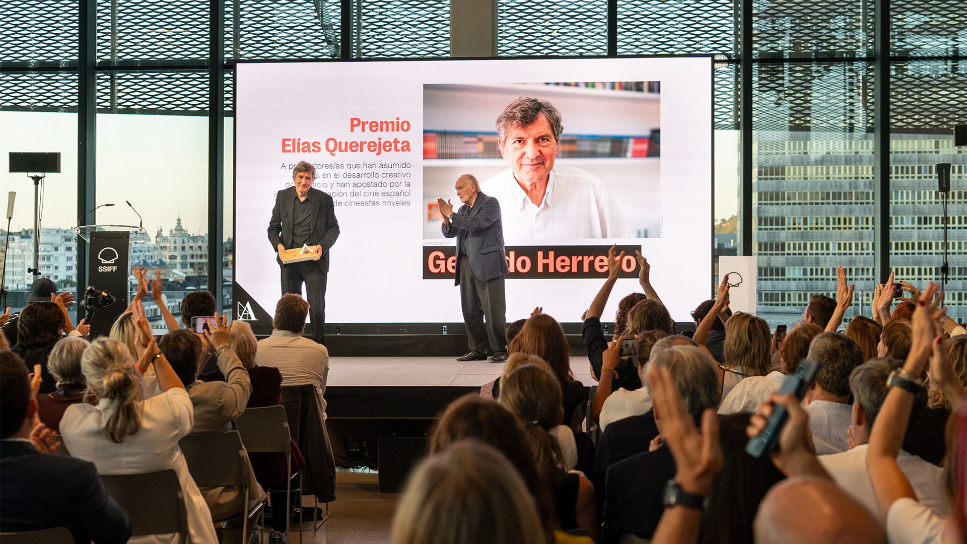 NOTICIAS 2 GH RECOGIENDO PREMIO